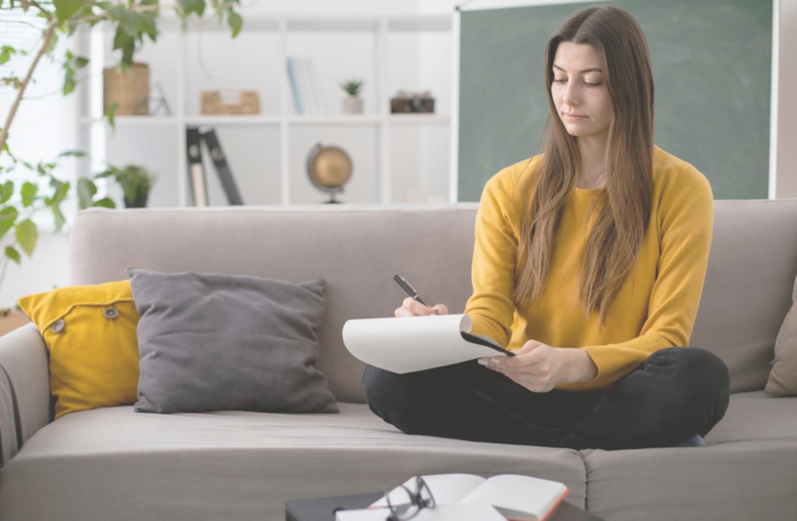 Professionell eingerichteter Home-Office Arbeitsplatz für Remote Learning