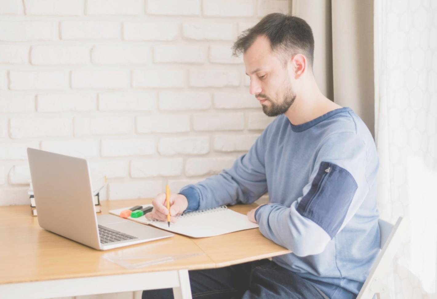 Teilnehmer bei einer Finanzanalyse-Schulung mit modernen Analyse-Tools
